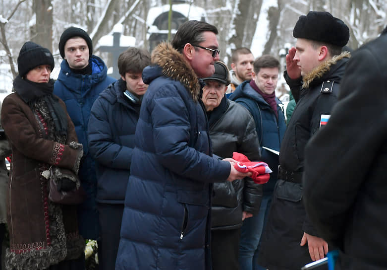 Похороны писателя, журналиста и сценариста Андрея Константинова на Смоленском кладбище. Брат Артем во время вручения ему флага Российской федерации рядовым почетного караула