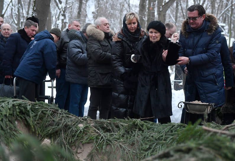 Похороны писателя, журналиста и сценариста Андрея Константинова на Смоленском кладбище