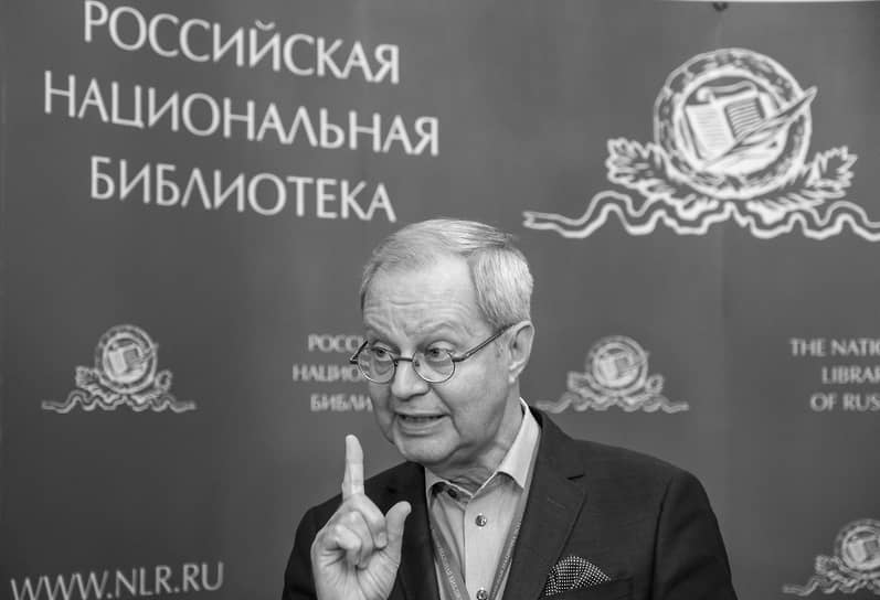 Владимир Гронский родился 31 декабря 1952 года в Кронштадте. В 1991-м он стал одним из основателей газеты «Невское время», занимал в ней должность заместителя главного редактора. С 1996 по 2001 год он занимал должность главного редактора «Вечернего Петербурга». Был гендиректором Санкт-Петербургской филармонии и в должности гендиректора Петроцентра. В январе 2021-го его назначили гендиректором Российской национальной библиотеки. В этой должности он умер в возрасте 70 лет 13 декабря из-за проблем с сердцем. Похоронили Владимира Гронского в Кронштадте