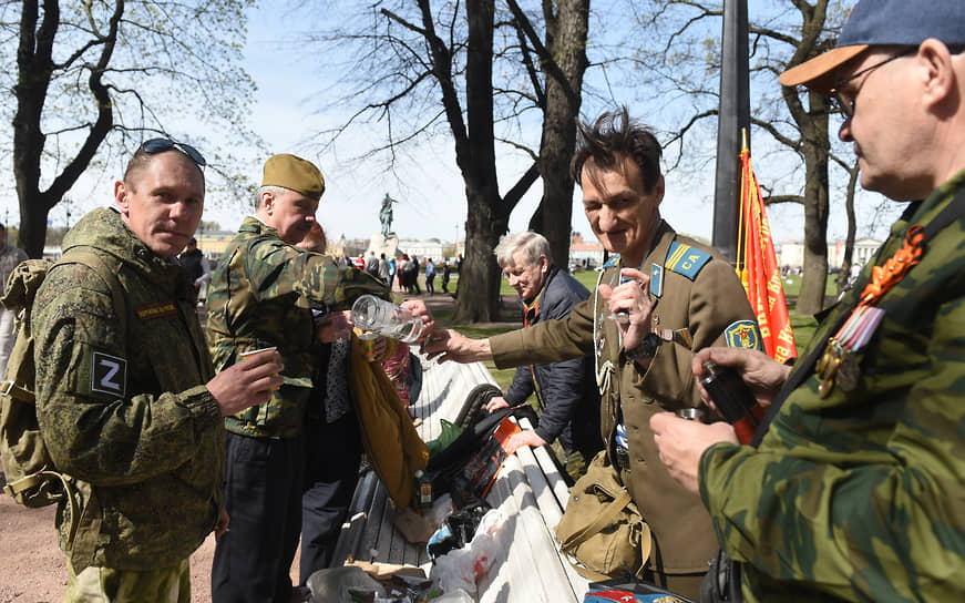 Санкт-Петербург во время празднования 78-ой годовщины Победы в Великой Отечественной войне. Ветераны войны в Афганистане и участники СВО празднуют в Александровском саду