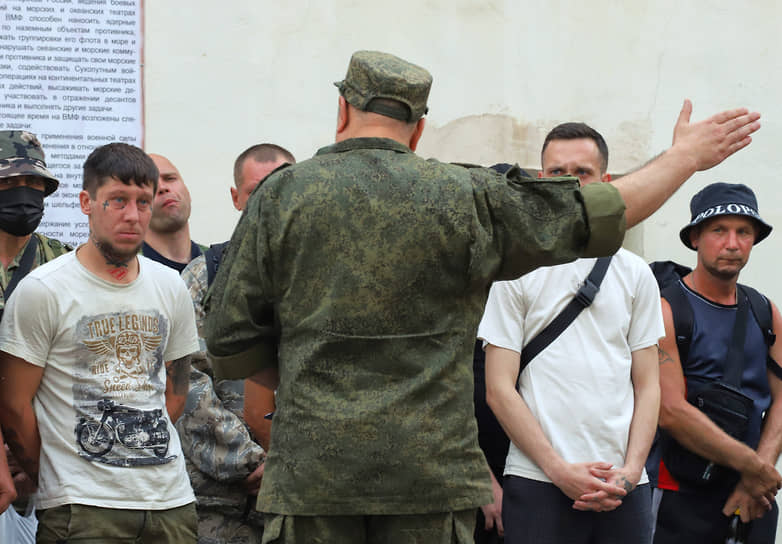 Церемония отправки добровольцев, поступивших на военную службу по контракту, к местам несения службы от Ленинградского областного военного комиссариата 