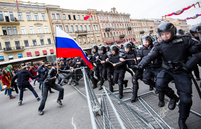 Май 2018 г. Несогласованная акция протеста сторонников оппозиционера Алексея Навального «Он нам не царь» на Невском проспекте