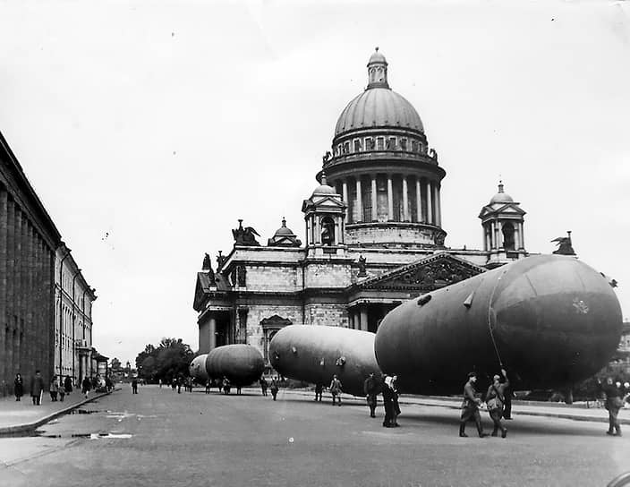 1941 г. Газгольдеры на площади имени Воровского (Исаакиевская площадь)