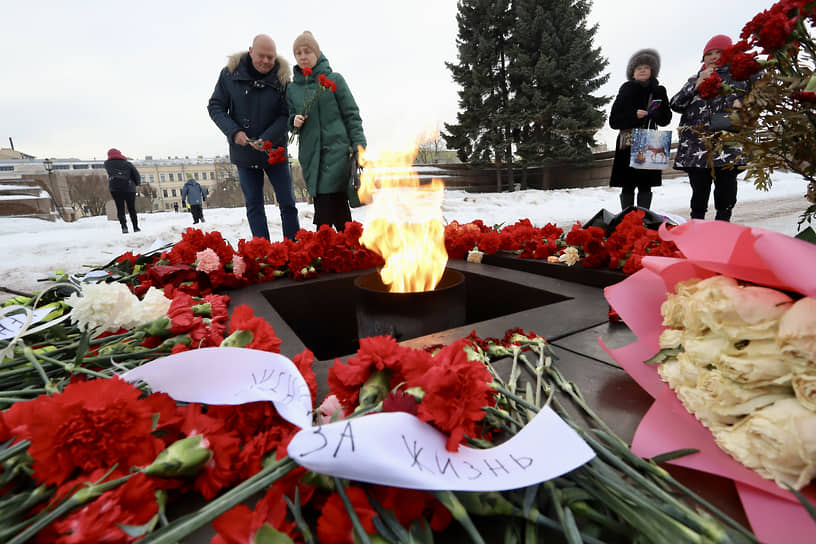 Возложение цветов к вечному огню на Марсовом поле в поддержку жен мобилизованных на СВО