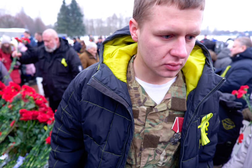 Пискаревское мемориальное кладбище. Мужчина в военном камуфляже с орденом Мужества на груди