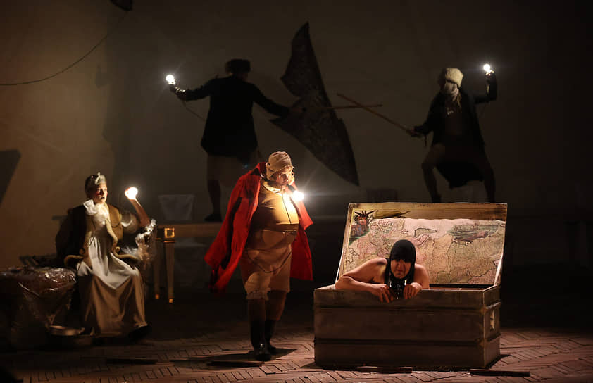 Сцена из спектакля «Холопы» в постановке режиссера Андрея Могучего