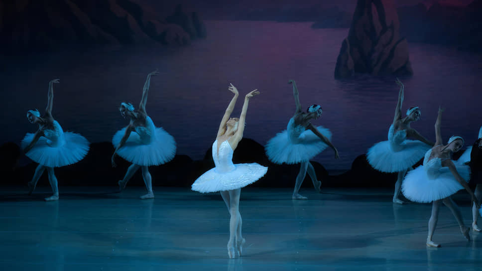 Екатерина Кондаурова (Одетта) в сцене из балета «Лебединное озеро»