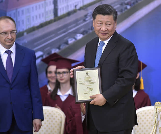 В 2019 году председатель Китайской Народной Республики Си Цзиньпин стал почетным доктором СПбГУ. Диплом почетного доктора ему вручил Николай Кропачев