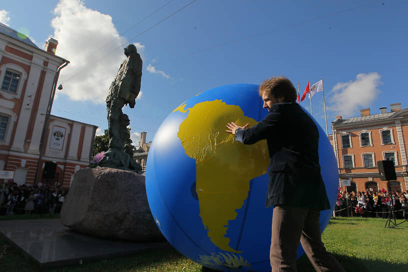 В 2003 году возле главного здания университета установили памятник советскому ученому, физику, одному из создателей водородной бомбы и диссиденту Андрею Сахарову. На площади Академика Сахарова, возле памятника, первокурсники дают клятву универсанта и получают студенческие билеты