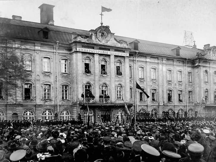 Студенты университета принимали самое активное участие в революции 1905 года. Студенческий митинг возле здания Петербургского университета 18 октября 1905 на следующий день после провозглашения Императором Николаем II Высочайшего Манифеста об усовершенствовании государственного порядка