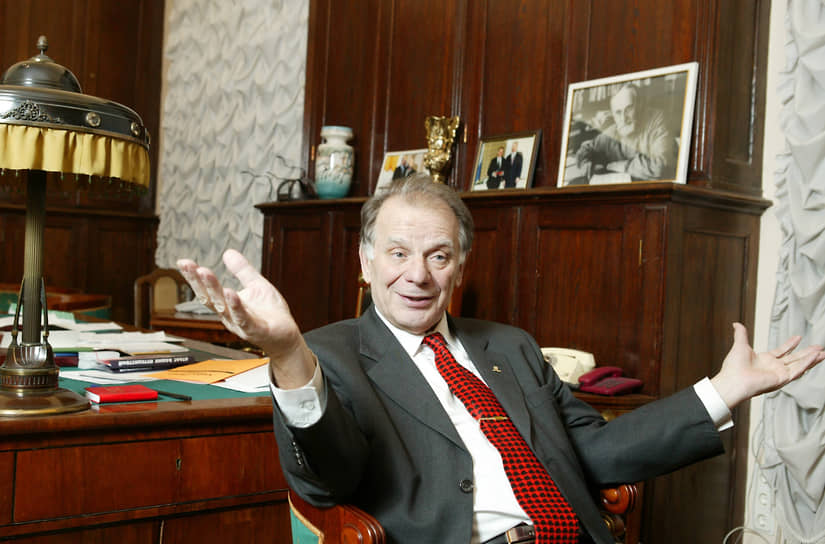 Жорес Иванович Алфёров (1930–2019) — советский и российский ученый-физик, политический деятель, нобелевский лауреат. С 1953 года работал в Физико-техническом институте имени А. Ф. Иоффе
