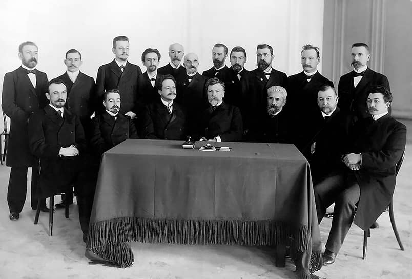 1902 год. В. И. Ковалевский и члены Первого совета Политехнического института. Нижний ряд (слева направо): В. В. Скобельцын, М. А. Шателен, А. Г. Гагарин, В. И. Ковалевский, А. С. Посников, Н. А. Меншуткин, К.  Боклевский. Верхний ряд: А. Македонский, Ф. Ю. Кузьмин Левинсон-Лессинг, В. И. Станевич, И. И. Иванов, И. И. Иванюков, А. 
Ржешотарский, И. М. Гревс, А. С. Ломшаков, А. Г. Гусаков, Н. С. Курнаков, И. В. Мещерский.