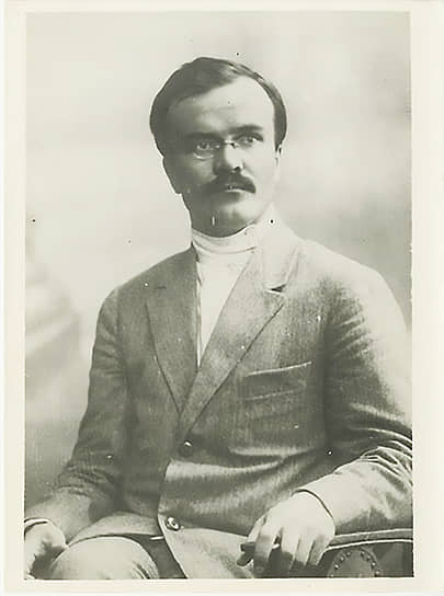 1920 год. Вячеслав Мо­ло­тов (Скря­бин) (1890–1986) — рос­сий­ский ре­во­лю­ци­о­нер, со­вет­ский по­ли­ти­че­ский и го­су­дар­ствен­ный де­я­тель. Окончил два курса Политехнического института в Санкт-Петербурге
