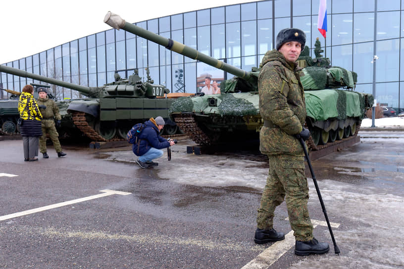 Посетители осматривают военную технику на открытой площадке