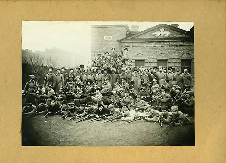 1918 г. Петроград. Первые вооруженные отряды до издания Декрета об организации Красной армии. Во дворе стрельбища при бывшем Кавалерском училище