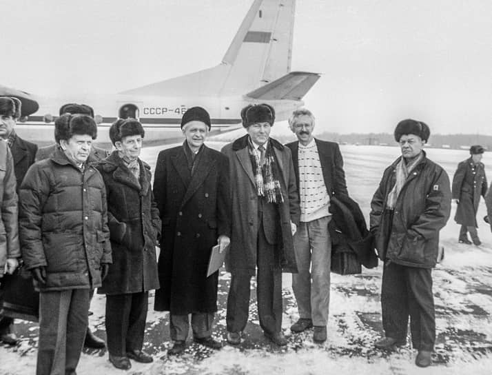 Февраль 1992 г.  на летном поле аэродрома Миусс с делегацией американских физиков, посетивших ядерный центр ВНИИЭФ. На снимке слева направо: российские академики Александр Павловский и Юлий Харитон, директор Ливерморской национальной лаборатории (LLNL) Джон Нукколс, директор ВНИИЭФ Владимир Белугин, директор Лос-Аламосской национальной лаборатории (LANL) Сиг Хеккер и старший научный сотрудник ВНИИТФ Виктор Жучихин