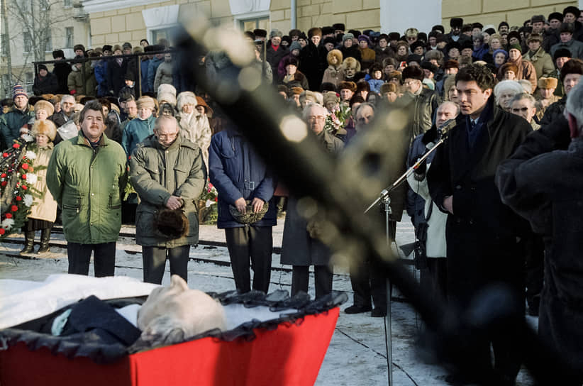 Декабрь 1996 г. Академик Юлий Харитон, один из создателей советского термоядерного оружия, умер в Сарове на 93-м году жизни. Прощание состоялось в фойе Дворца культуры ВНИИЭФ, а затем на центральной городской площади. Похоронен ученый на Новодевичьем кладбище в Москве. Выступление губернатора Бориса Немцова во время прощания