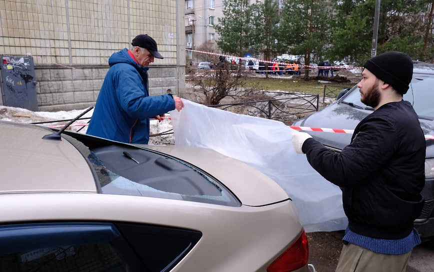 От взрыва также пострадали припаркованные рядом с домом автомобили