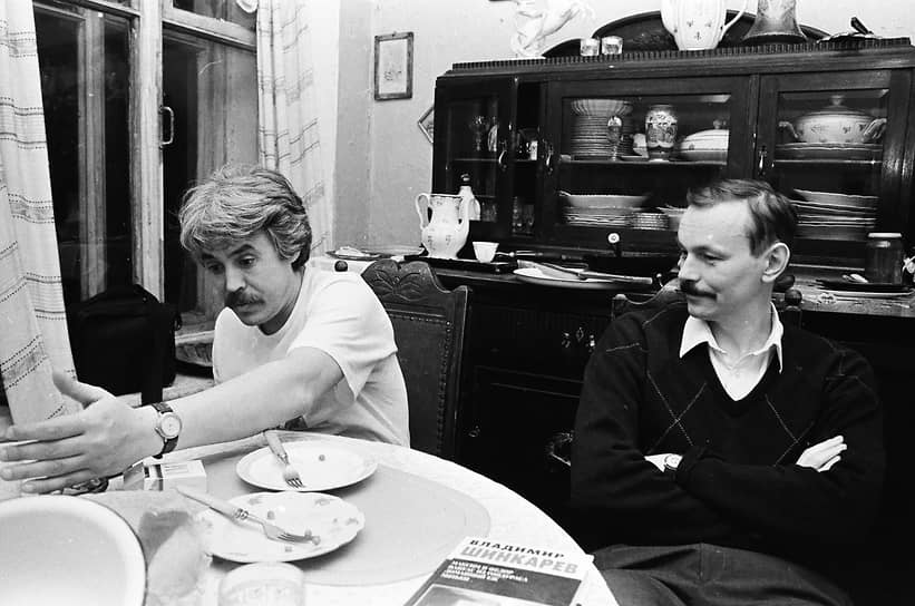 1996 г. Владимир Шинкарев (справа) и сценарист, писатель, музыкант Владимир Болучевский дома у Владимира Шинкарева