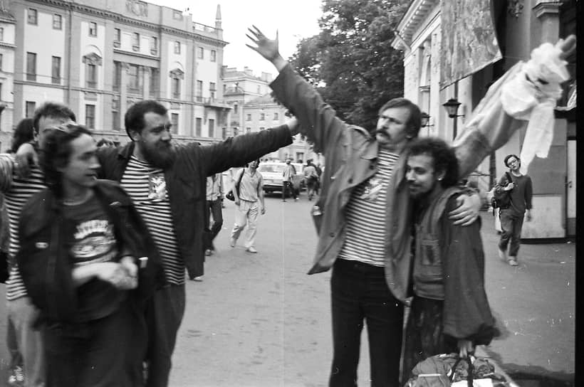 1988 г. «Митьки» навещают знаменитый фестиваль Рок-клуба в Михайловском манеже. Слева направо: писатель, друг «Митьков» Вова Сорокин, художники Митя Шагин, Владимир Шинкарев и Кирилл Миллер