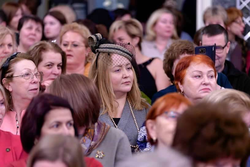 Участницы акции во время концерта в Государственной академической капелле