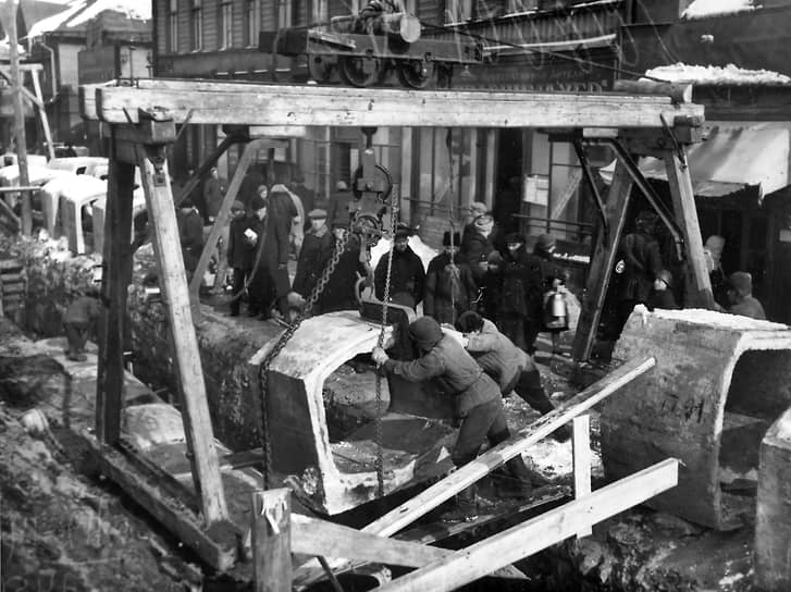1932 г. СССР, Ленинград.
Прокладка водопроводного бетонного коллектора на улице Стачек