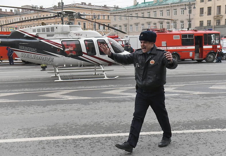 Правоохранительные органы и службы спасения возле станции метро «Технологический институт» после теракта