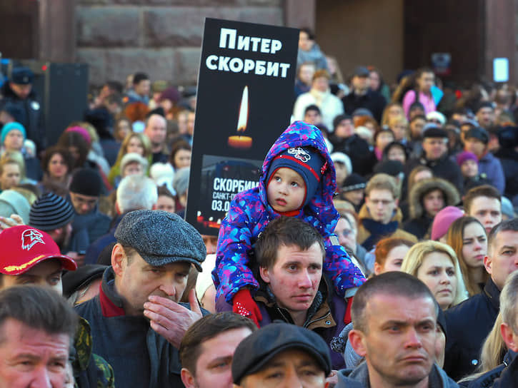 Трагедия сплотила Петербург. Неравнодушные петербуржцы подвозили незнакомых людей домой. Кто-то специально садился за руль и ехал в центр города, чтобы помочь людям добраться в свой район. На заправках машины водителей-волонтеров заправляли бесплатно. Кафе и рестораны поили чаем напуганных горожан. Кто-то раздавал прохожим воду, фрукты и сладости. Все пытались помочь друг другу справиться со случившейся трагедией