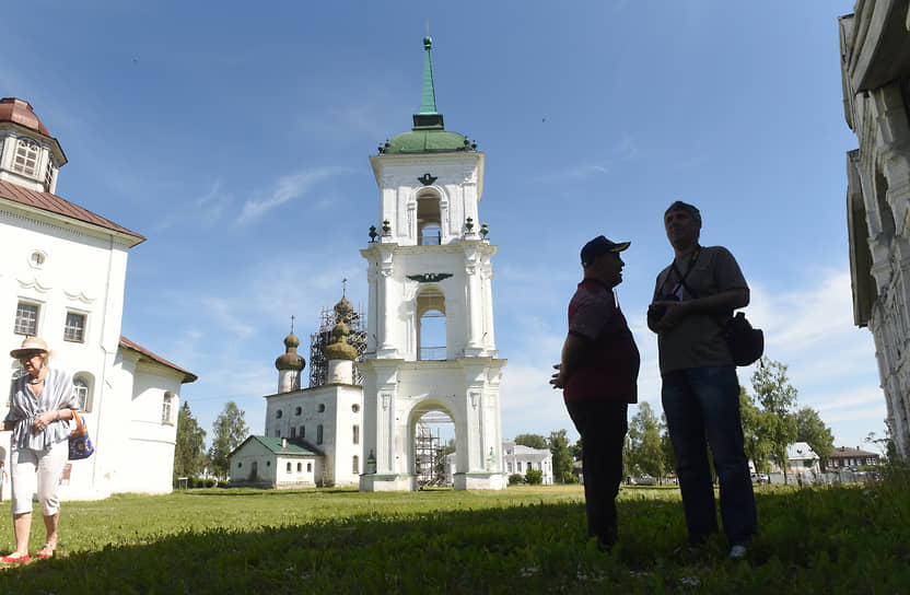 Виды города Каргополь. Колокольня на площади