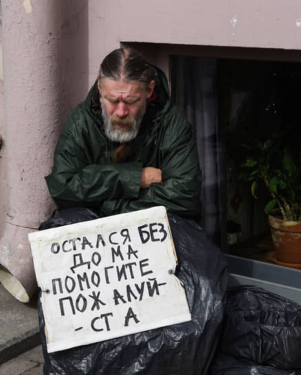 Бездомный мужчина на Невском проспекте