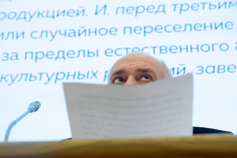Народный артист России Николай Буров читает текст диктанта на ежегодной всероссийской образовательной акции «Тотальный диктант»