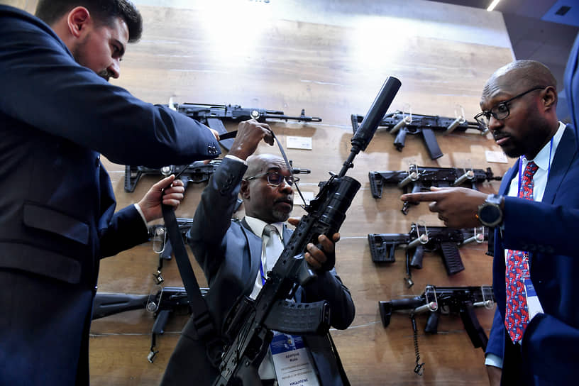 Участники XII международной встречи высоких представителей, курирующих вопросы безопасности, возле выставочных стендов с огнестрельным оружием российского производства