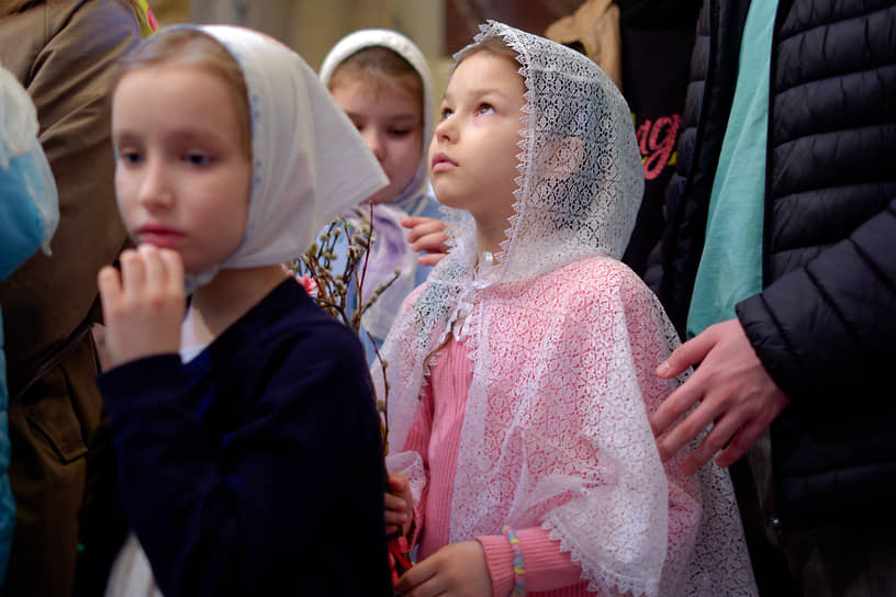 Дети во время праздничного богослужения в Исаакиевском соборе по случаю праздника Входа Господня в Иерусалим, «Вербное воскресенье»