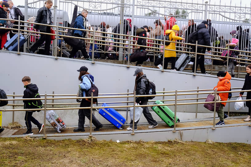 Встреча эвакуированных детей из Белгородской области на железнодорожной станции Вырица