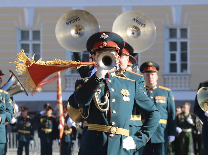 Трубач военного оркестра на репетиции военного парада ко Дню Победы на Дворцовой площади