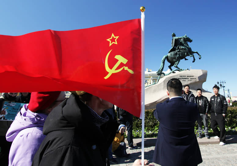 Туристы на фоне памятника Петру Первому