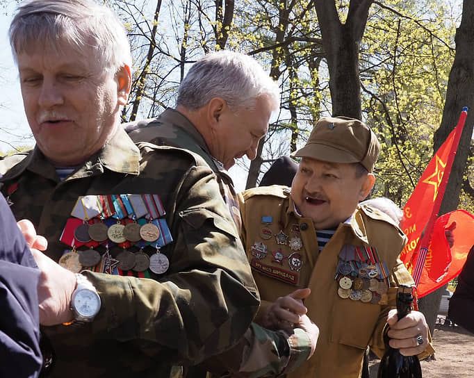 Ветераны Вооруженных Сил России во время празднования