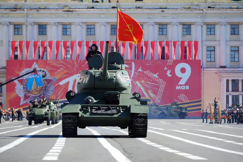 Танк Т-34 во время парада