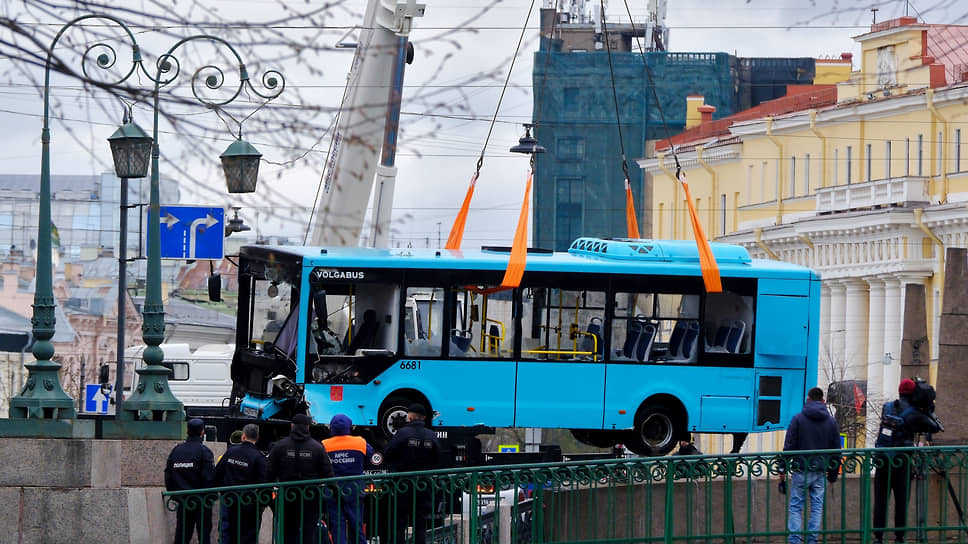 В Петербурге в реку упал автобус, семь человек погибли