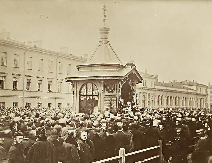 1881 год. Екатерининский канал. Временная деревянная часовня на месте гибели царя Александра II. Освящение в апреле 1881 года