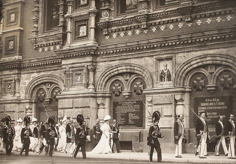 1907 год. Император Николай II и императрица со свитой идут с крестным ходом вдоль Спаса на Крови для освящения храма в августе 1907 года
