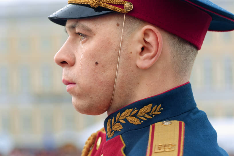 Военнослужащий роты почетного караула Ленинградского военного округа во время репетиции парада на Дворцовой площади