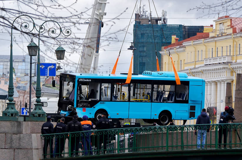 Последствия падения пассажирского автобуса с Поцелуева моста в реку Мойку