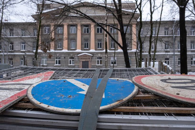 В августе 2019 года комитет по охране памятников (КГИОП) отказался включить здание Научно-исследовательского института бумажной промышленности (на фото) в реестр выявленных объектов культурного наследия. Если бы таким статусом его наделили, то снос был бы однозначно запрещен