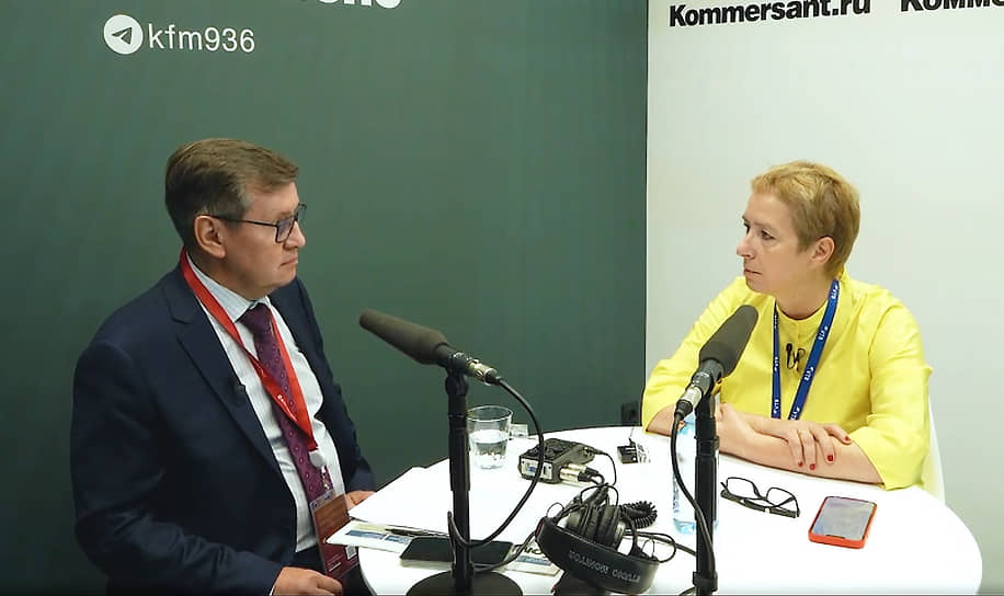 Главный редактор СПб страниц ИД «Коммерсантъ» Андрей Ершов (слева) и заместитель президента — председателя правления банка ВТБ, директор Высшей школы менеджмента СПбГУ Ольга Дергунова во время интервью