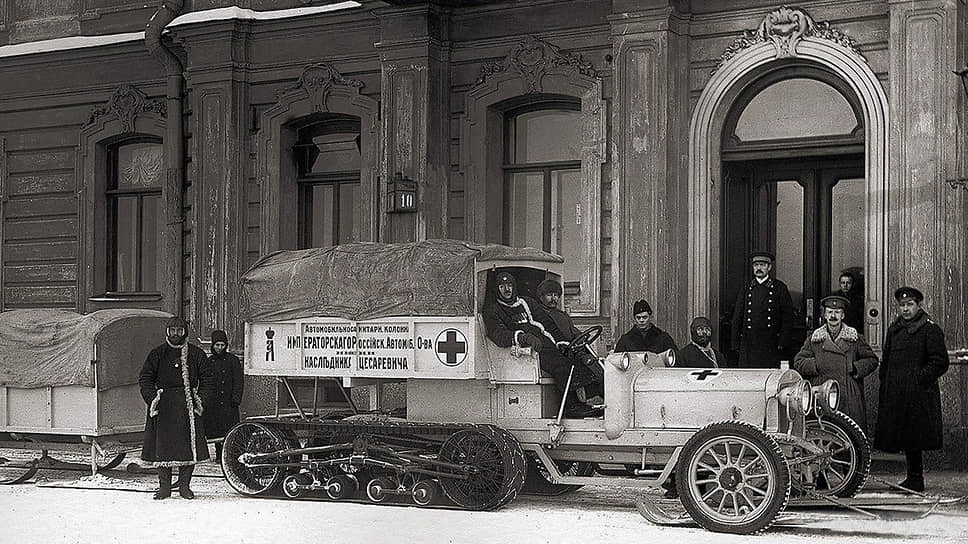1916 год. Санитарный автомобиль «Остин-Кегресс» на шасси автомобиля «Руссо-Балт С» перед отправкой на фронт около здания Императорского Российского автомобильного общества на Дворцовой набережной, 10, в Петрограде