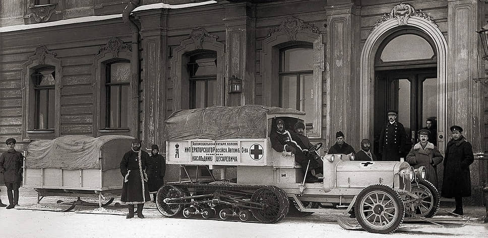 1916 год. Санитарный автомобиль «Остин-Кегресс» на шасси автомобиля «Руссо-Балт С» перед отправкой на фронт около здания Императорского Российского автомобильного общества на Дворцовой набережной, 10, в Петрограде