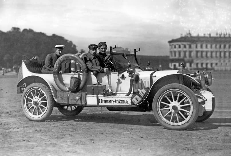 1911 год. Автомобилист, автогонщик, журналист, издатель и редактор Андрей Нагель за рулем автомобиля «Руссо-Балт» тип С24/30 торпедо перед рекогносцировочной поездкой в Севастополь