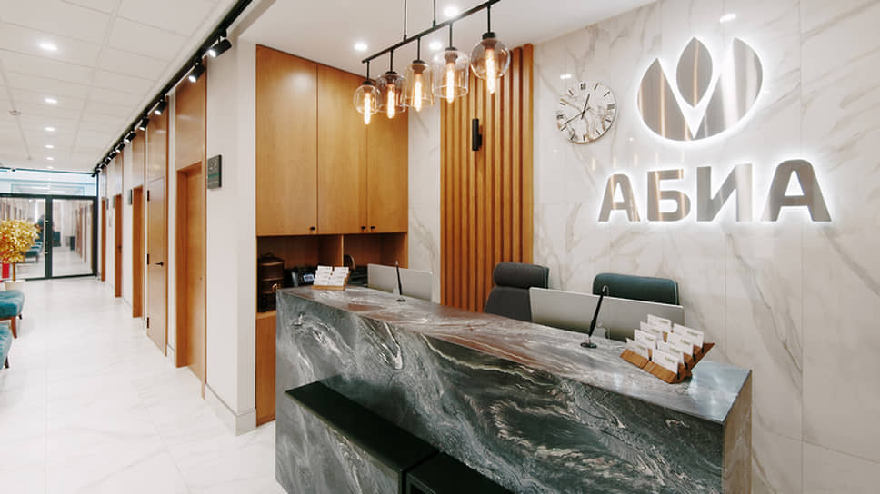 Ресепшен клиники пластической хирургии «АБИА»