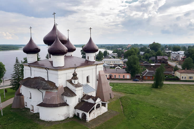 Каргополь. Вид с колокольни на Рождественский собор